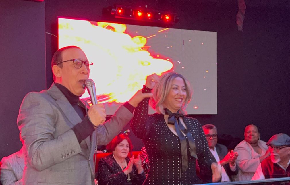 El legislador también entregó regalos a los asistentes a la celebración.