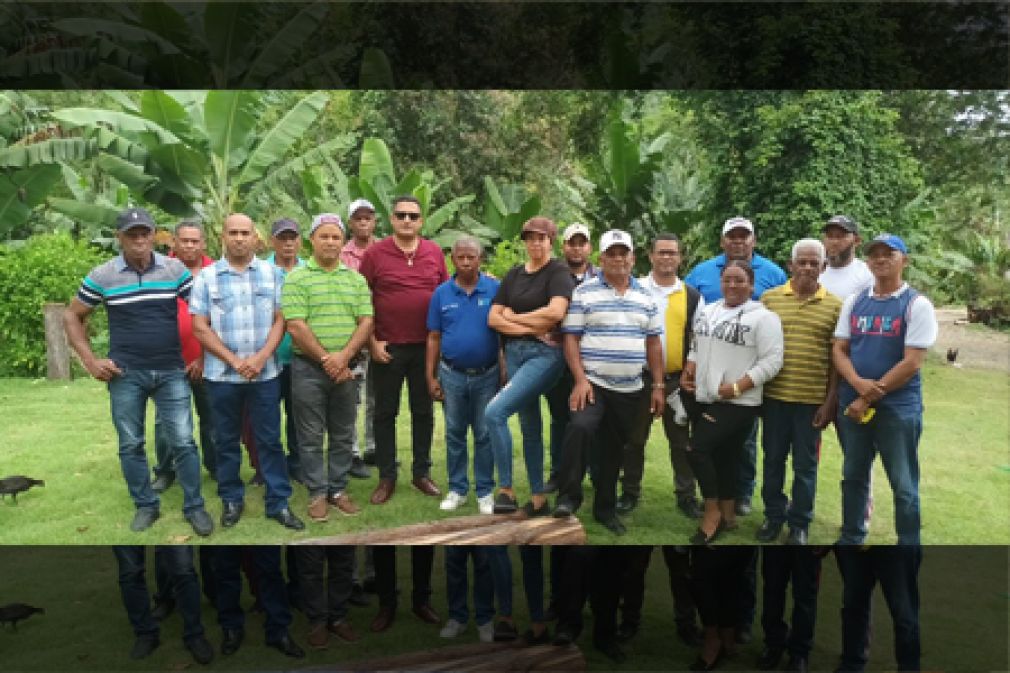 Miembros renunciantes del PLD en Polo, Barahona.