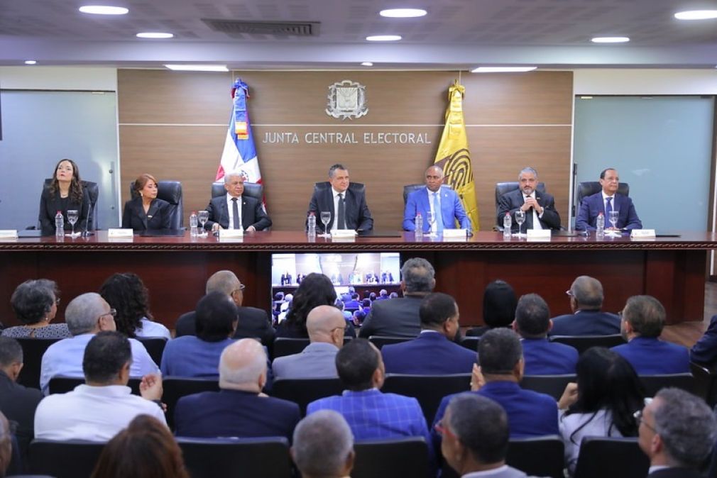 Pleno de la JCE toma posesión para el período 2024-2028.