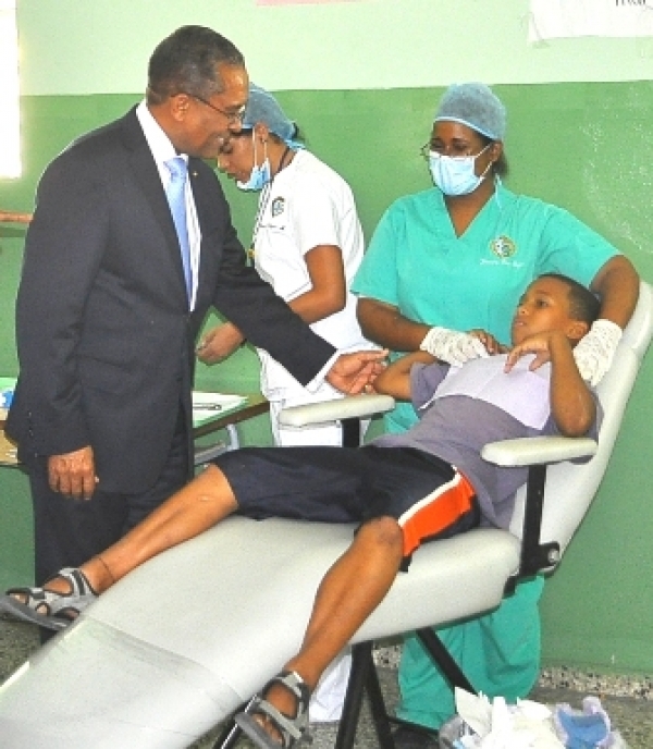El rector de la uasd Mateo Aquino Feberillet, supervisa el operativo médico en la comunidad sureña