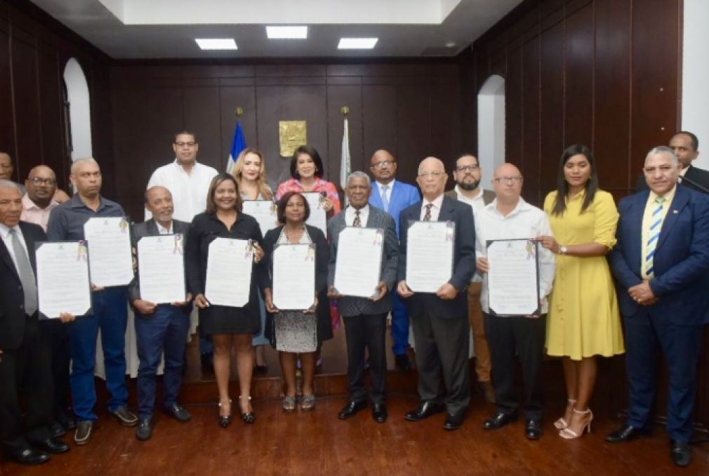 Cabildo de Puerto Plata reconoce 10 comunicadores por su trayectoria.