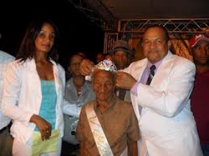Anciana de 105 años es coronada reina en Azua