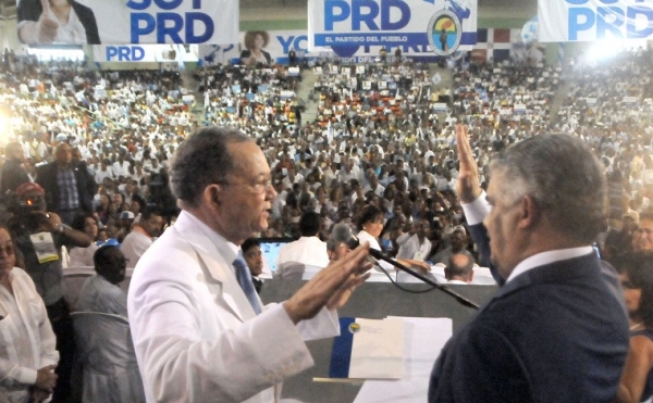 Momento de la juramentación de Miguel Vargas Maldonado como candidato a presidente del Partido Revolucionario Dominicano PRD en las elecciones presidenciales a celebrarse el próximo 2016 por parte de Julio Mariñez.