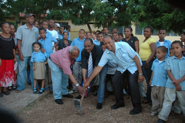 Inician ampliación y remodelación escuela básica Loma Verde en San Cristóbal