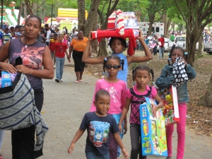 Parte de los niños con sus hermanitos y sus padres cargados de juguetes entregados por el Ayuntamiento de Santo Domingo Este.