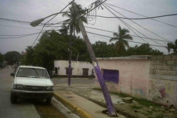 Residentes denuncian poste eléctrico a punto de caer