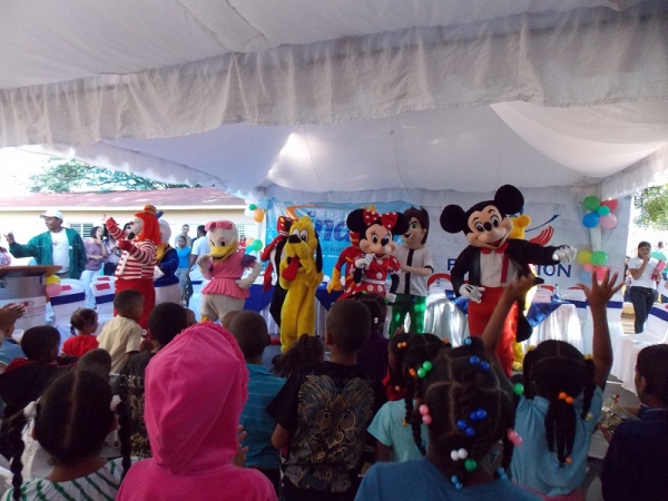 Fundación entrega juguetes a niños de Jinova, San Juan de la Maguana