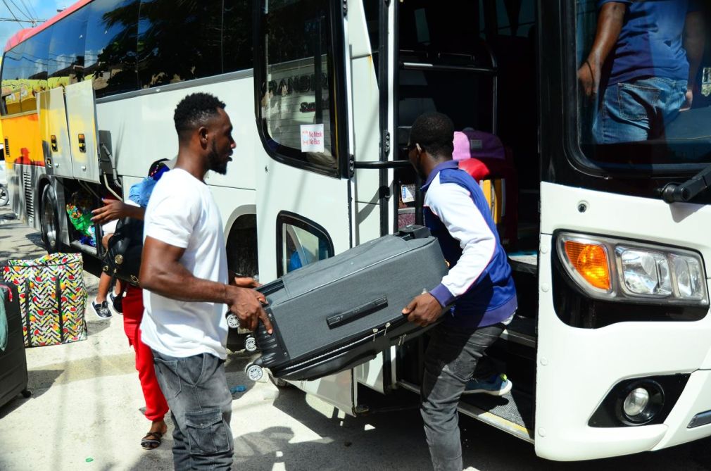 Caravana de autobuses organizada para trasladar haitianos desde RD a su país. 