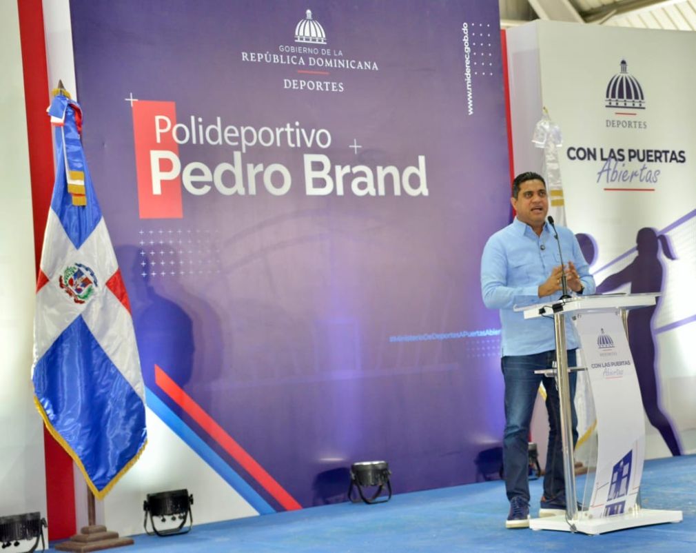 El ministro Kelvin Cruz, quien junto a la vicepresidenta Raquel Peña reinauguró el Polideportivo de Pedro Brand.
