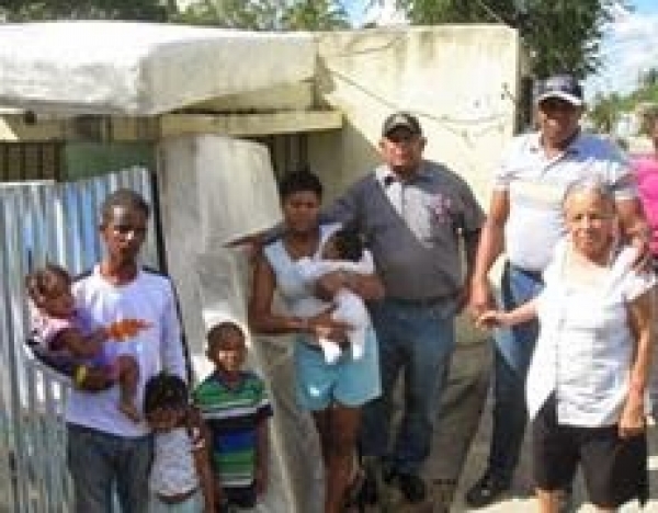 Senador de Hato Mayor auxilia familia afectada por fuego :