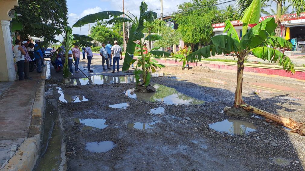 Comunitarios exigen el arreglo de todas sus calles ante abandono del Gobierno.