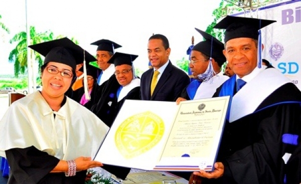 El rector de la Universidad Autónoma de Santo Domingo (UASD), Mateo Aquino Febrillet juramenta se dirige a los 523 investidos en grado y 33 en postgrado, en el recinto UASD Santiago.