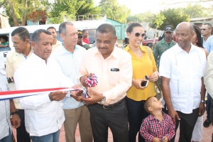 Alcalde inaugura parque en el batey de Jalonga: 