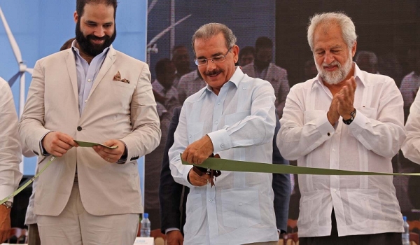 Inauguran segunda etapa de parque eólico