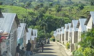 Canadienses construyen barrio para haitianos indocumentados en Puerto Plata