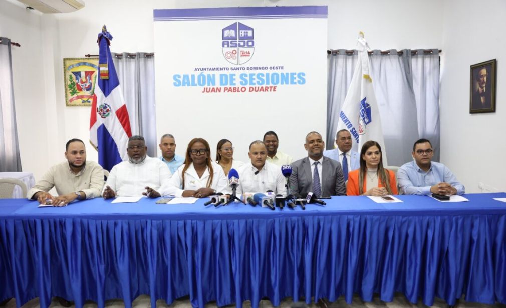 Conflicto entre alcalde Francisco Peña y regidores por presupuesto municipal en Santo Domingo Oeste. Imagen: Fuente externa.