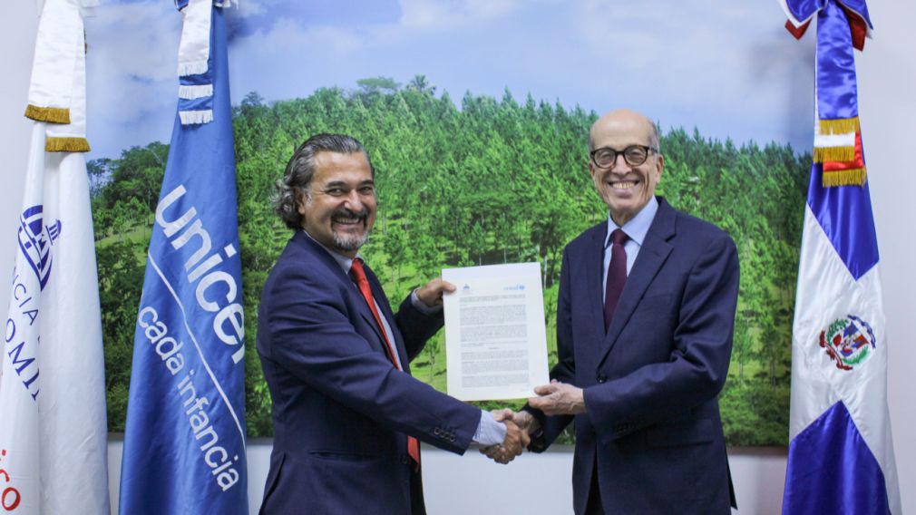 La firma del acuerdo fue encabezada por el vicepresidente ejecutivo del Consejo, Max Puig, y el representante de Unicef en República Dominicana, Carlos Carrera.
