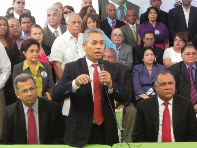 El candidato a la vicerretoría docente de la UASD, Rafael Morla, en momentos que anunciaba su apoyo a Iván Grullón.