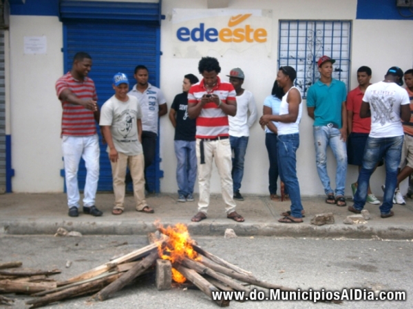 Los munícipes hacen una fogata frente a la oficina de Edeeste en Sabana Grande de Boyá.