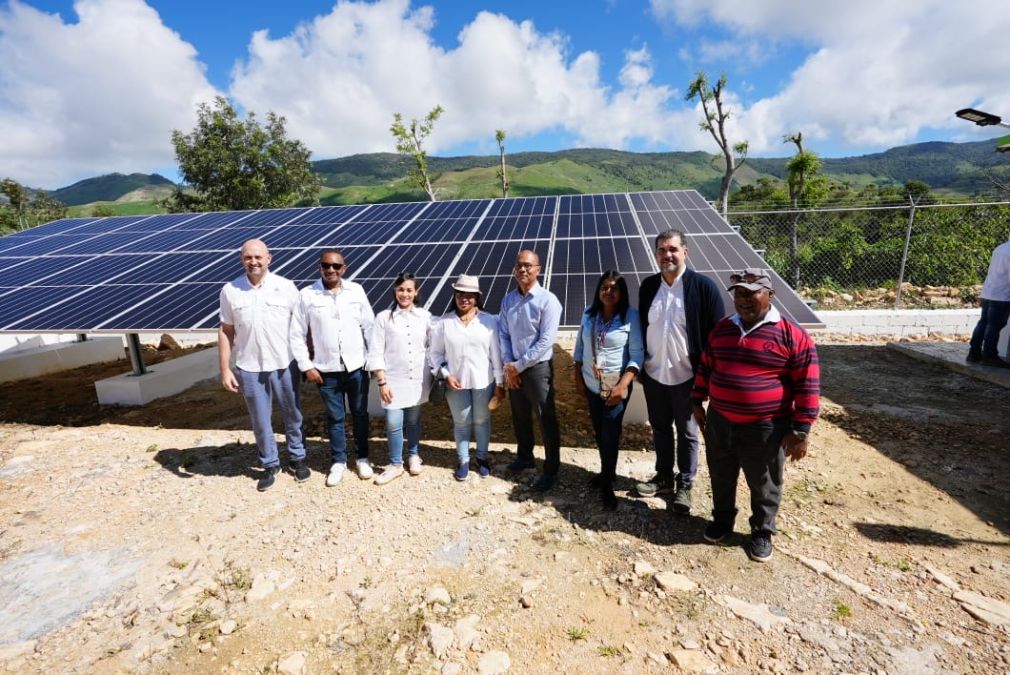 Con la instalación de una nueva planta de energía solar en la comunidad de Sabana Real, Independencia, más de 225 habitantes tienen acceso a energía eléctrica confiable y sustentable, un proyecto que tuvo una inversión de RD$40 millones, y que representa una mejora significativa en las condiciones de vida y oportunidades económicas de las personas, que ahora pueden disfrutar de los beneficios de la energía limpia. 