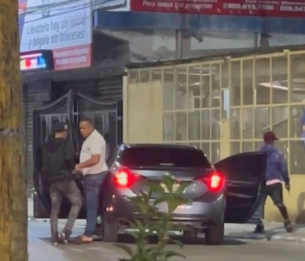 Cuatro hombres en dos motores atracan conductor a punta de pistola en el sector Invivienda.