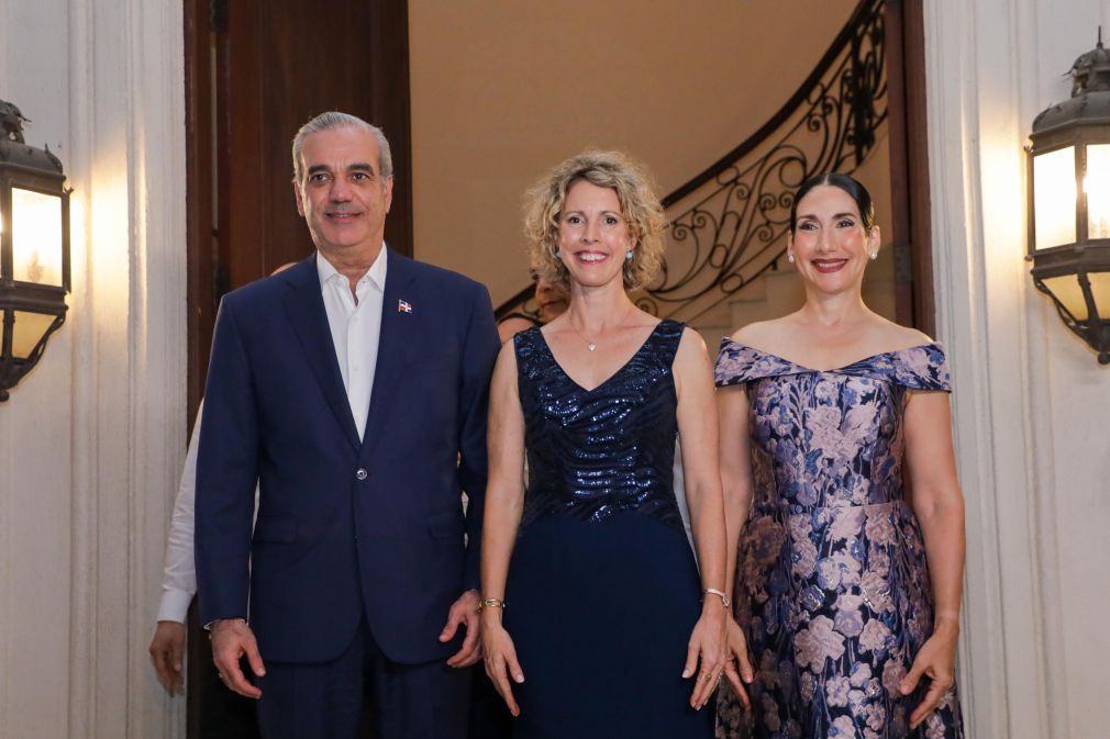 El presidente Luis Abinader, la embajadora de Francia en la República Dominicana, Sonia Barbry, y la primera dama Raquel Arbaje.