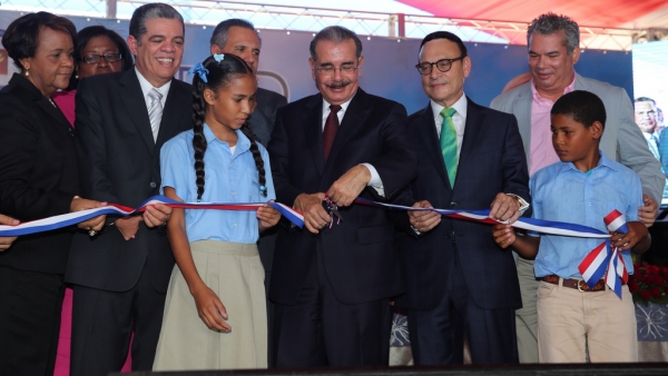 Presidente Danilo Medina entrega 149 aulas tanda extendida Mao y Montecristi 