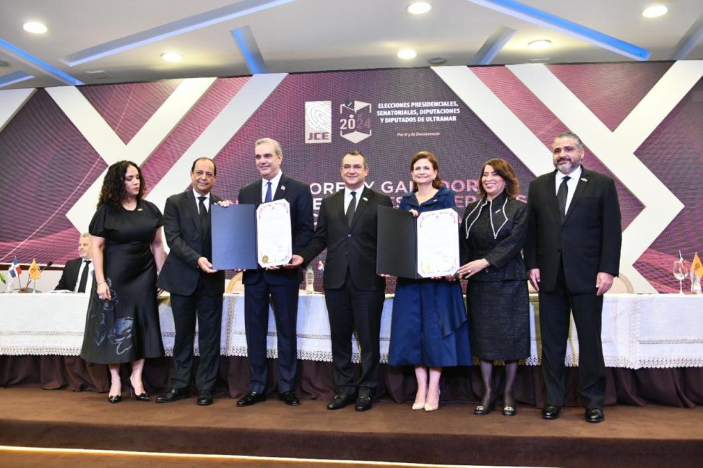 JCE entrega certificados de elección a ganadores de comicios del 19 de mayo.