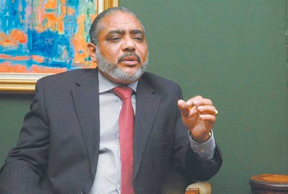Teodoro Tejada denunció que cientos de escuelas quedarán abandonadas por falta de Código SNIP del MINERD. Imagen: Fuente externa.