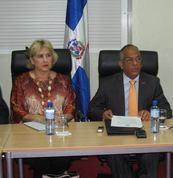 Víctor Terrero, director de CONAVIHSIDA y Ana Navarro, del Programa Conjunto de las Naciones Unidas para las personas con VIH, hablan esta mañana en rueda de prensa de los fundos que recibirá el consejo y del uso que se le dará a los recursos. 
