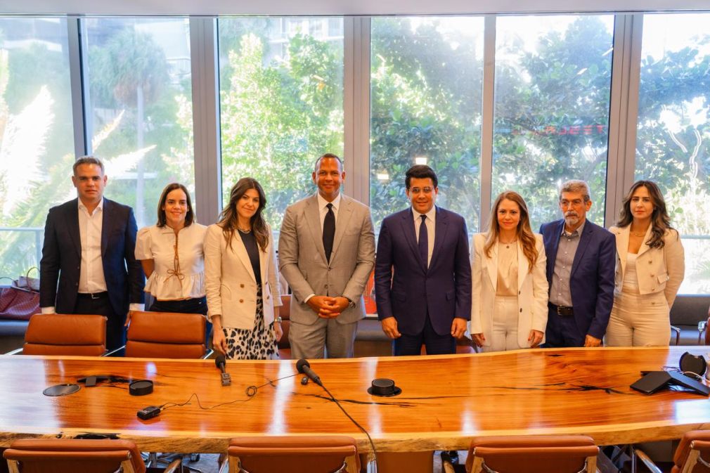 Alex Rodríguez y el ministro David Collado durante firma de acuerdo.