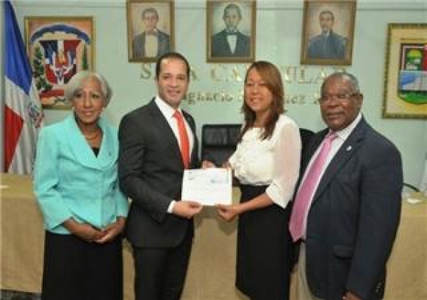 Alcalde de Santo Domingo Este entrega más de RD$29 MM en regalía pascual 