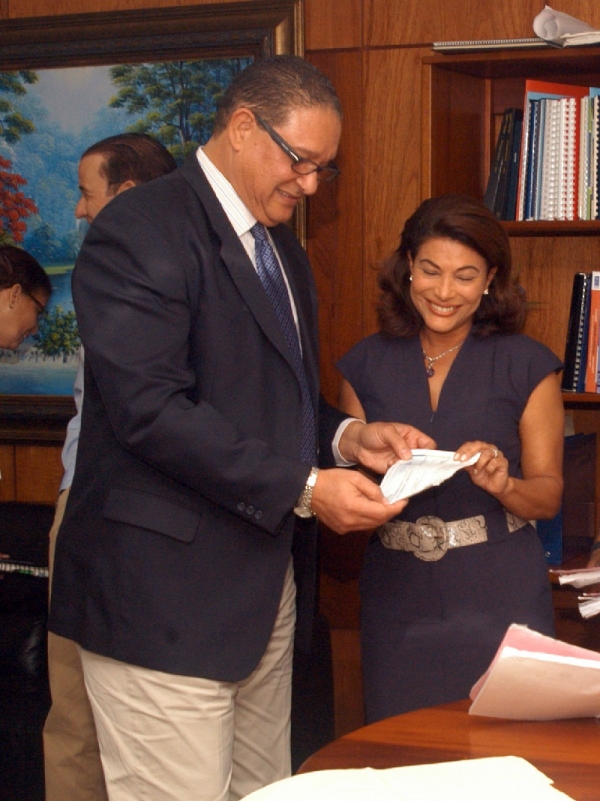 Alejandro Montás junto a una de las responsable del proyecto.