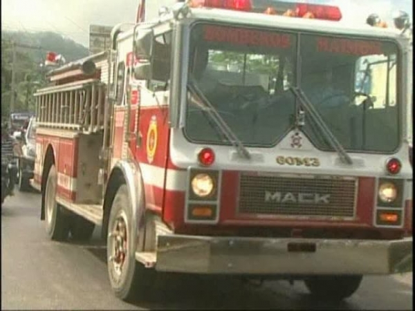Ayuntamiento de Maimón entrega camión a cuerpo de bombero
