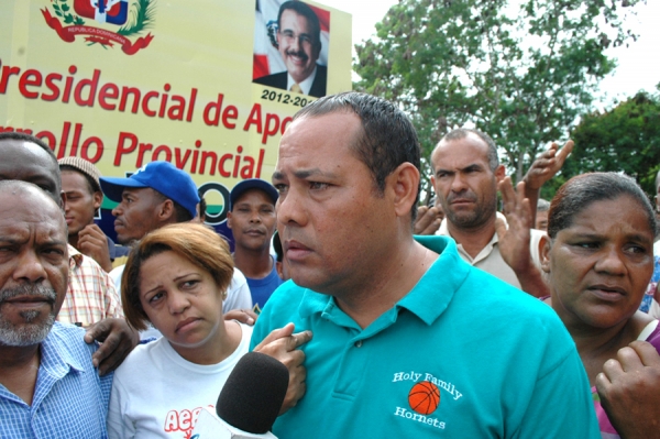 José Báez, dirigente deportivo de El Almirante, quien reclamó que necesita que se construya una cancha y no un mercado.