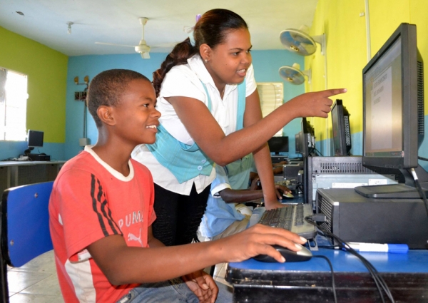 Desde los trece años de edad, Keiti Carrasco es maestra voluntaria de la única sala de computación de batey 6, que apoya Visión Mundial en coordinación con el INDOTEL