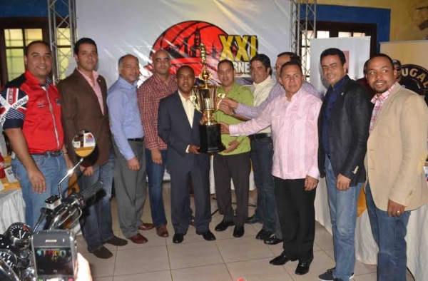 El Director del INTABACO, Juan Francisco Caraballo, entrega la copa a disputarse en el Baloncesto Superior de Moca.