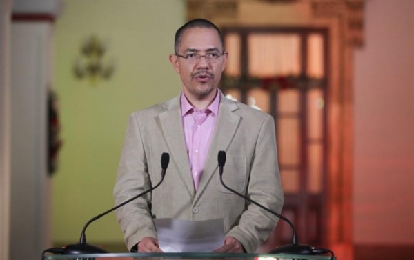 El ministro venezolano de Comunicación e Información, Ernesto Villegas, aseguró que el pueblo y el Gobierno Bolivariano siguen acompañando al presidente Chávez. También deploró a los sectores de oposición que quieren utilizar el estado de salud del mandatario para desestabilizar al país.