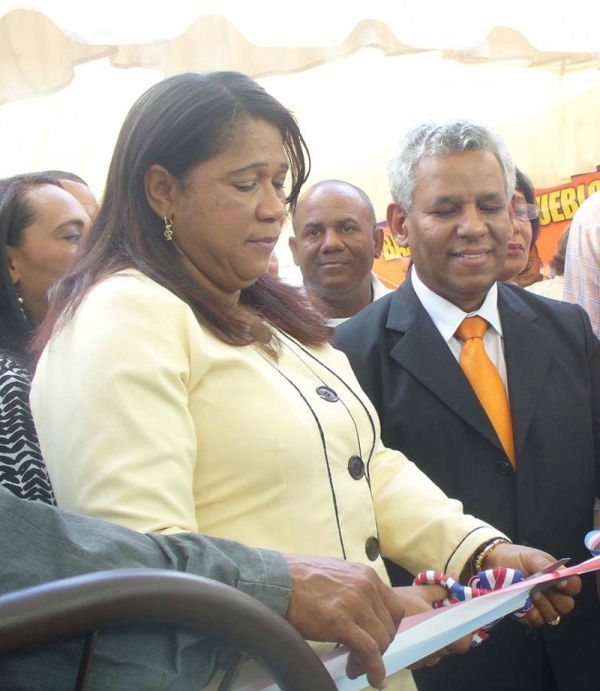 La alcaldesa de Fantino corta la cinta para dejar inaugurada una de las obras municipales.
