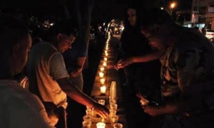 Encendido de velas en Villa Alejandra para pedir asfaltado de calles