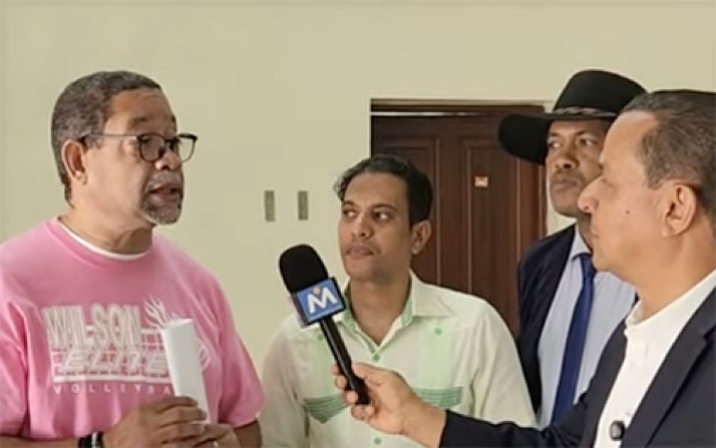 El profesor Román Castillo ofrece declaraciones al momento de acompañar junto a otros profesores al maestro Santos Méndez Infante, quien reclama que la Comisión Central Electoral rectifique el acta de proclamación para que pueda ocupar la dirección de la Escuela de Artes Plásticas de la Facultad de Artes de la UASD.