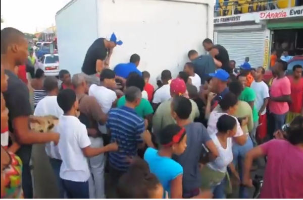 Turba asalta camión de cajas navideñas del PRD en Santiago