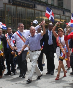 Luis Abinader en su caminata en el Gran Desfile Dominicano en Nueva York.
