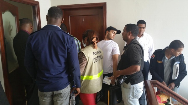 Parte del equipo científico de la la Policía Nacional al momento de llegar a las instalaciones de la Federación Dominicana de Municipios FEDOMU, a evaluar el lugar de los hechos del triple asesinato.