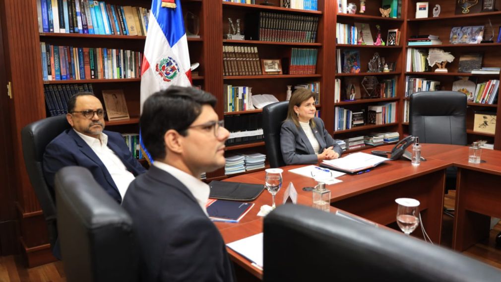 Vicepresidente Raquel Peña encabeza reunión del CNM en ausencia del presidente Abinader.