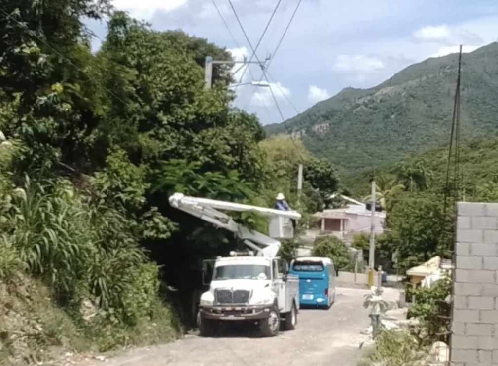 Ayuntamiento de Sabaneta desarrolla amplio operativo de reparación e instalación de nuevas lámparas en todo el distrito.