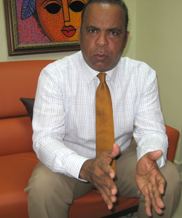 Senador de la Provincia Monseñor Nouel, Felix Nova mientras daba declaración a MunicipiosAlDia.com.