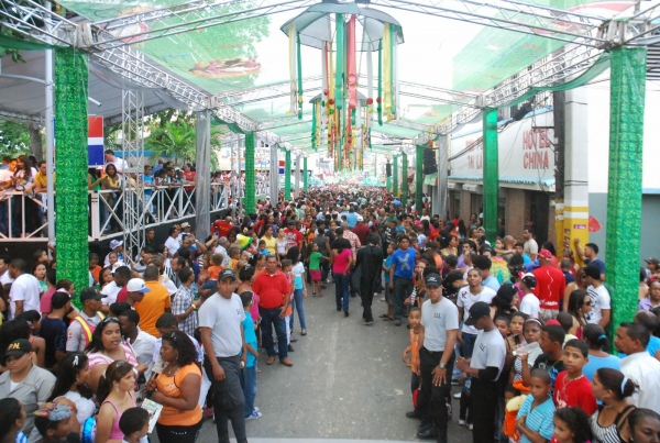 Cinentos de personas apoyarón el desfile del carnaval de Bonao