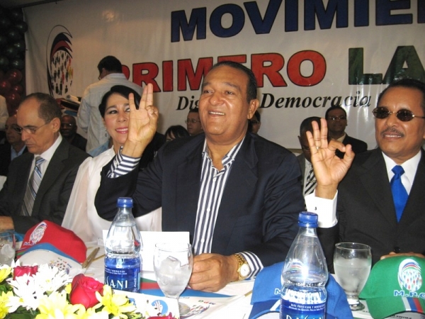 El presidente del Movimiento político Primero la Gente, Antonio Marte, hace la señal que identificará al naciente grupo
