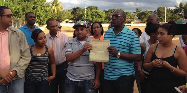 Alcalde de Dajabón entrega 163,000 mil pesos para construcción de un play